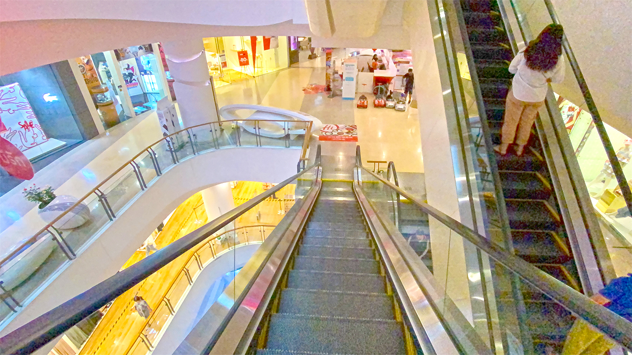 Shopping mall creampie