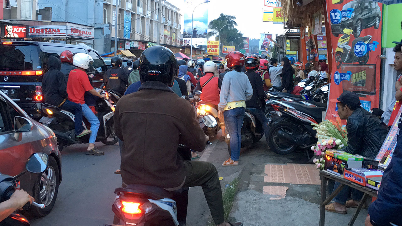 BANDUNG MOTORBIKE TAXI Food Run on - Asian Sex Diary