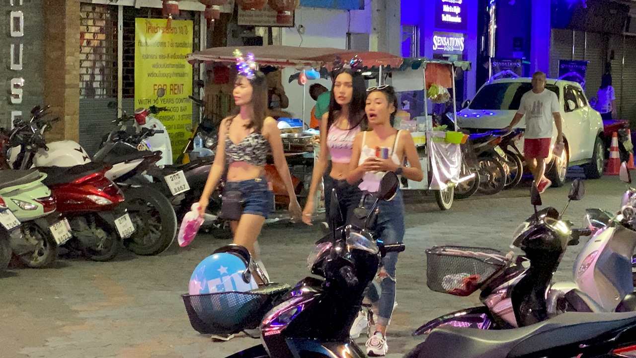 Barhop Walking Street in Pattaya