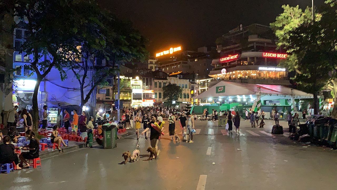 SEXY CANDID GIRLS Spotted At Night Market on Asian Sex Diary