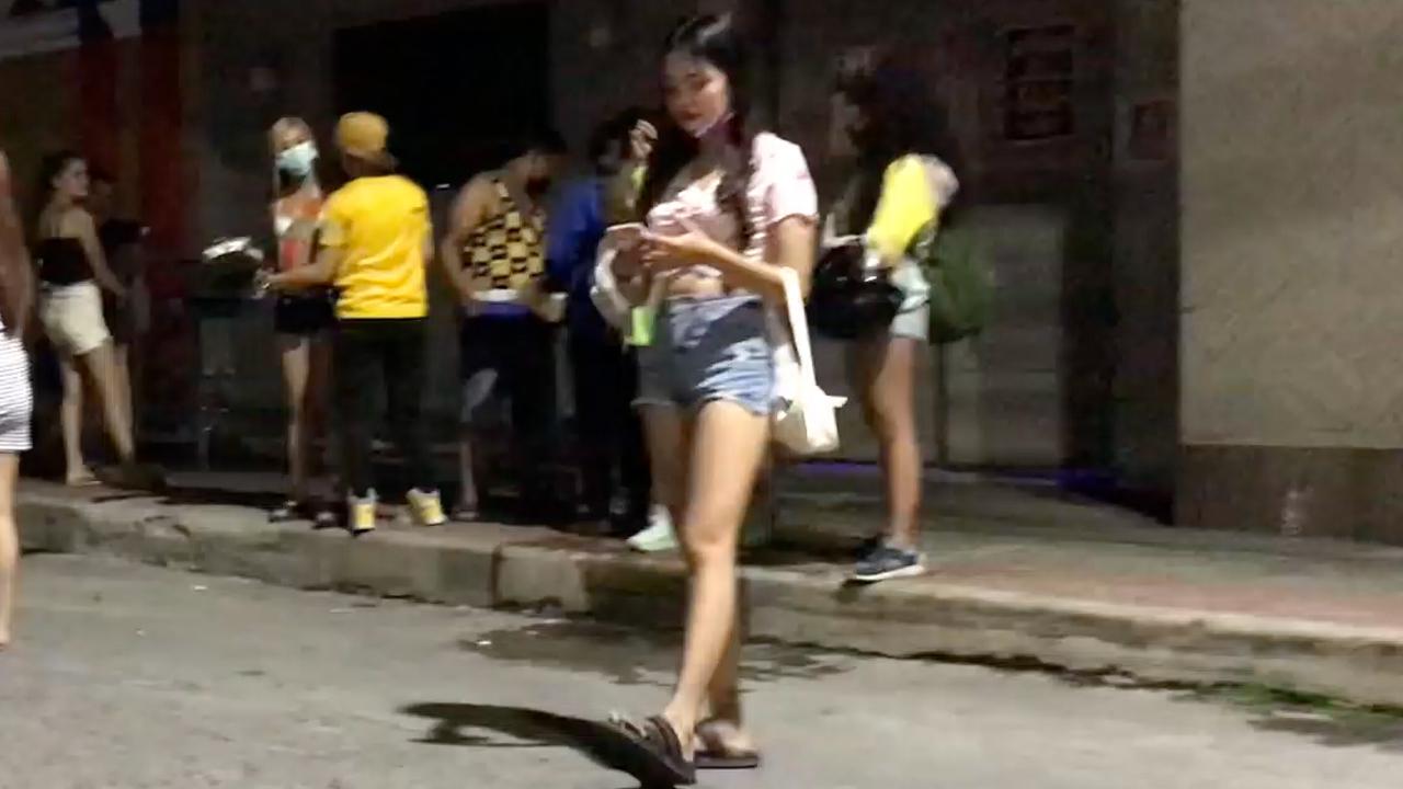 SEXY LEGS IN SHORTS On Hot Pinay Seen Walking by Asian Sex Diary