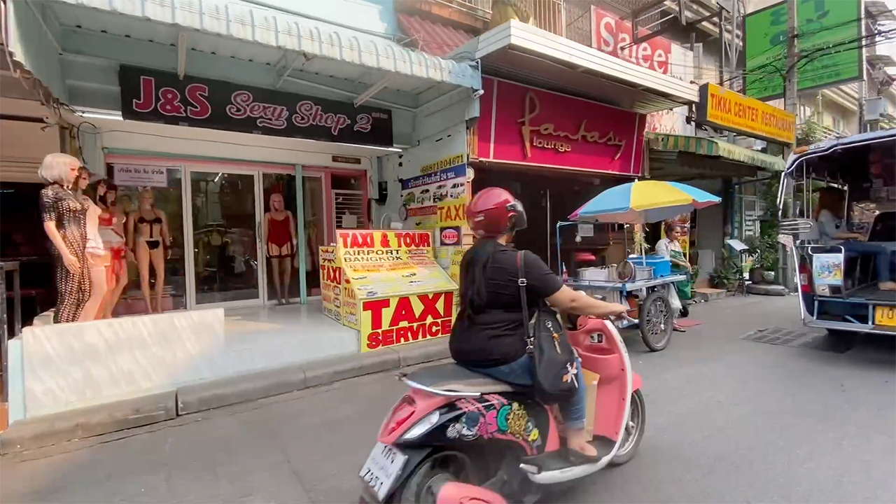 CHUBBY SCOOTER GIRL On Pattaya Street at Asian Sex Diary