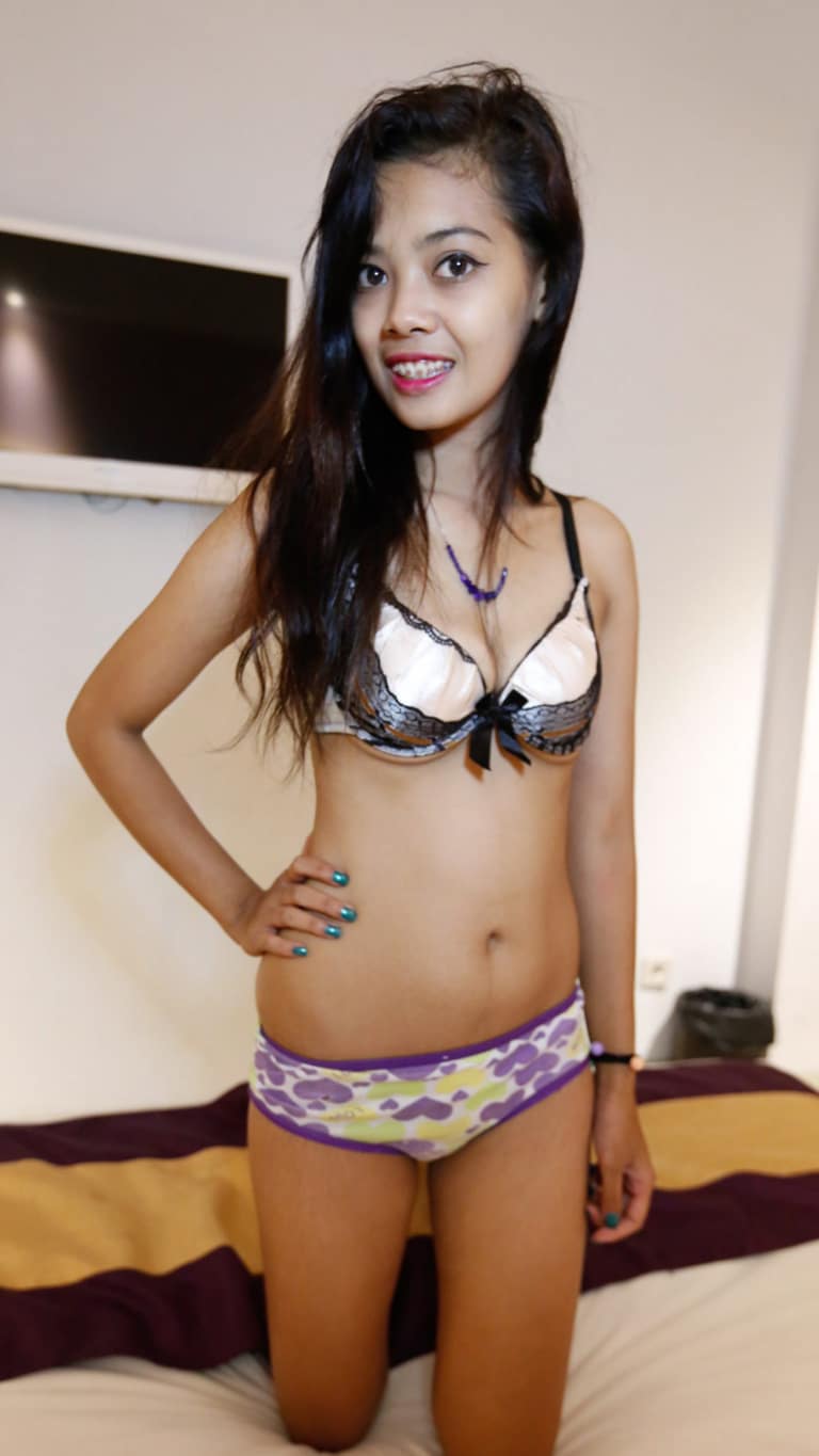 Asian Sex Diary Htway poses on her knees on bed
