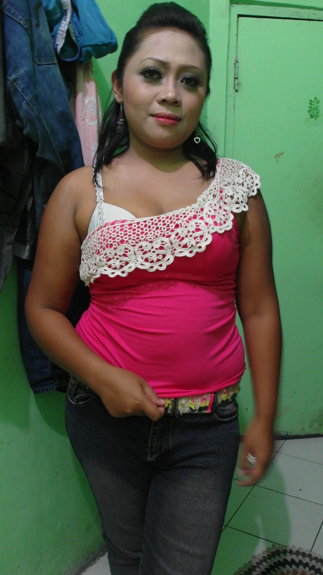 MILF Asian Sex Diary Lulu stands in jeans